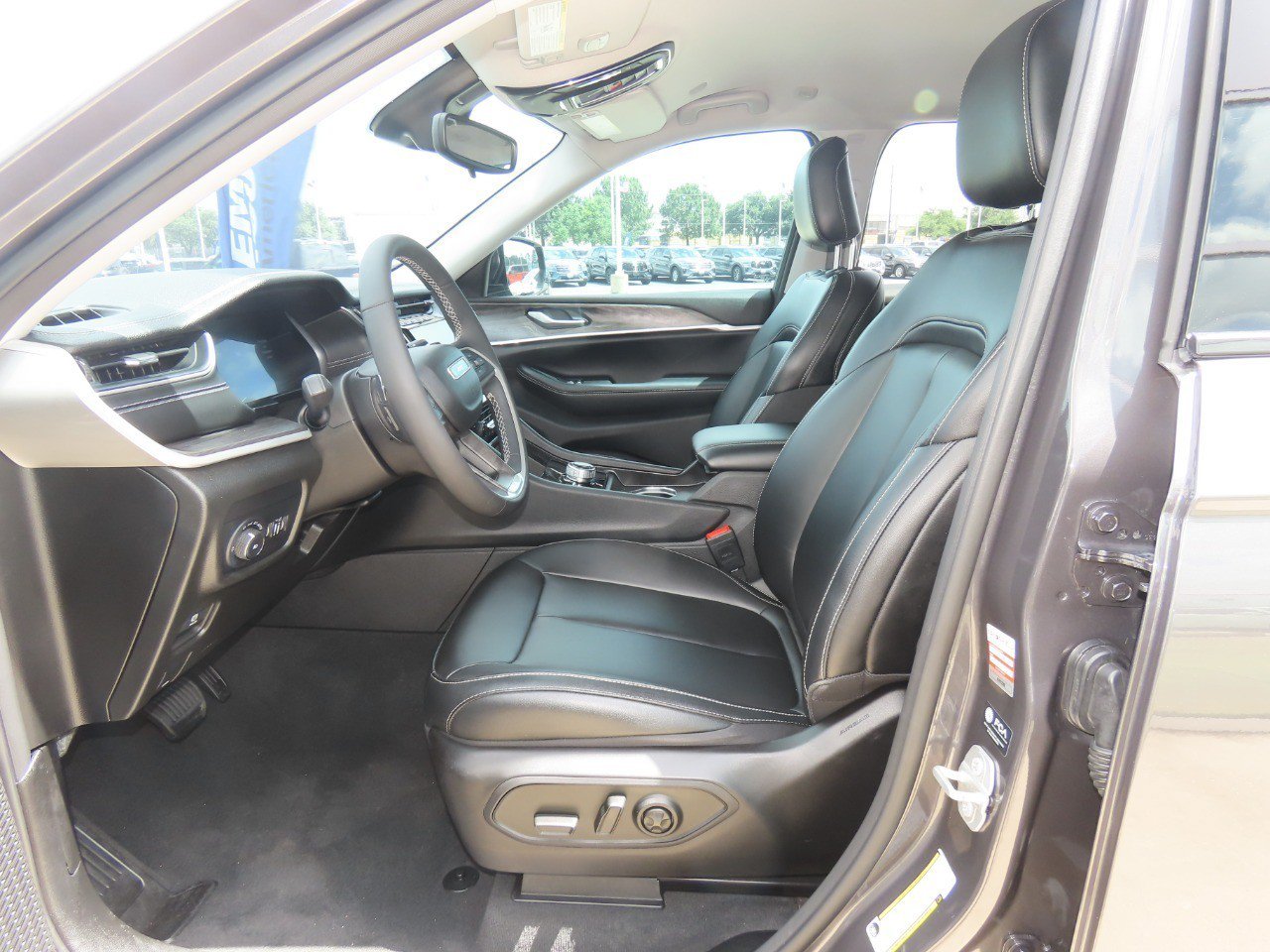 Used 2024 Jeep Grand Cherokee Limited AWD/4WD image 25