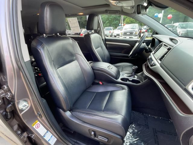 Used 2019 Toyota Highlander XLE AWD/4WD image 29
