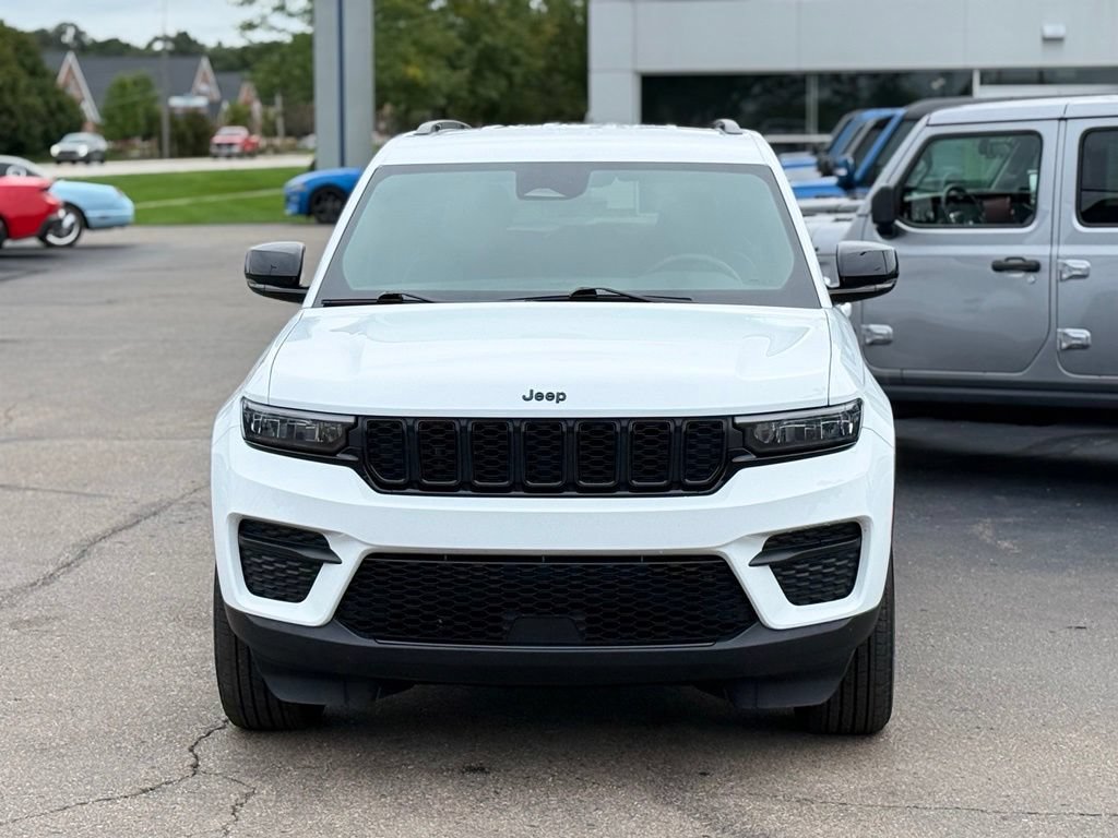 Used 2025 Jeep Grand Cherokee Altitude AWD/4WD image 29