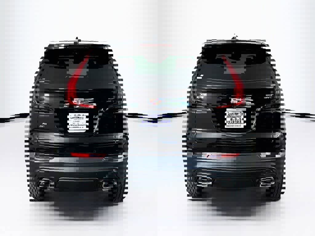 Used 2022 Cadillac XT4 Luxury w/ Cold Weather Package image 4