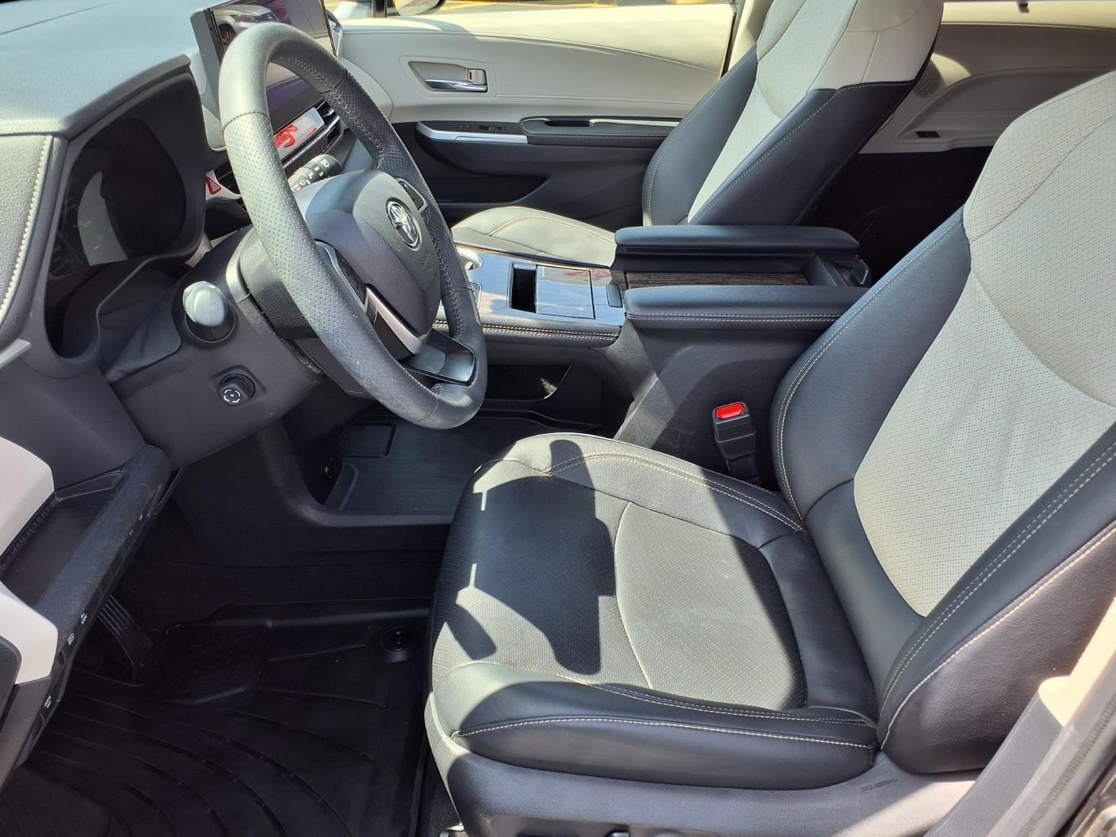 Used 2025 Toyota Sienna Limited AWD/4WD image 14