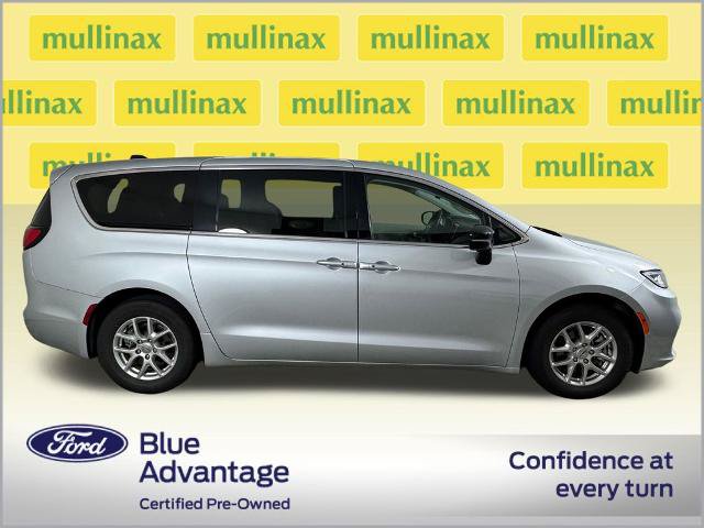 Used 2024 Chrysler Pacifica Touring-L FWD image 2