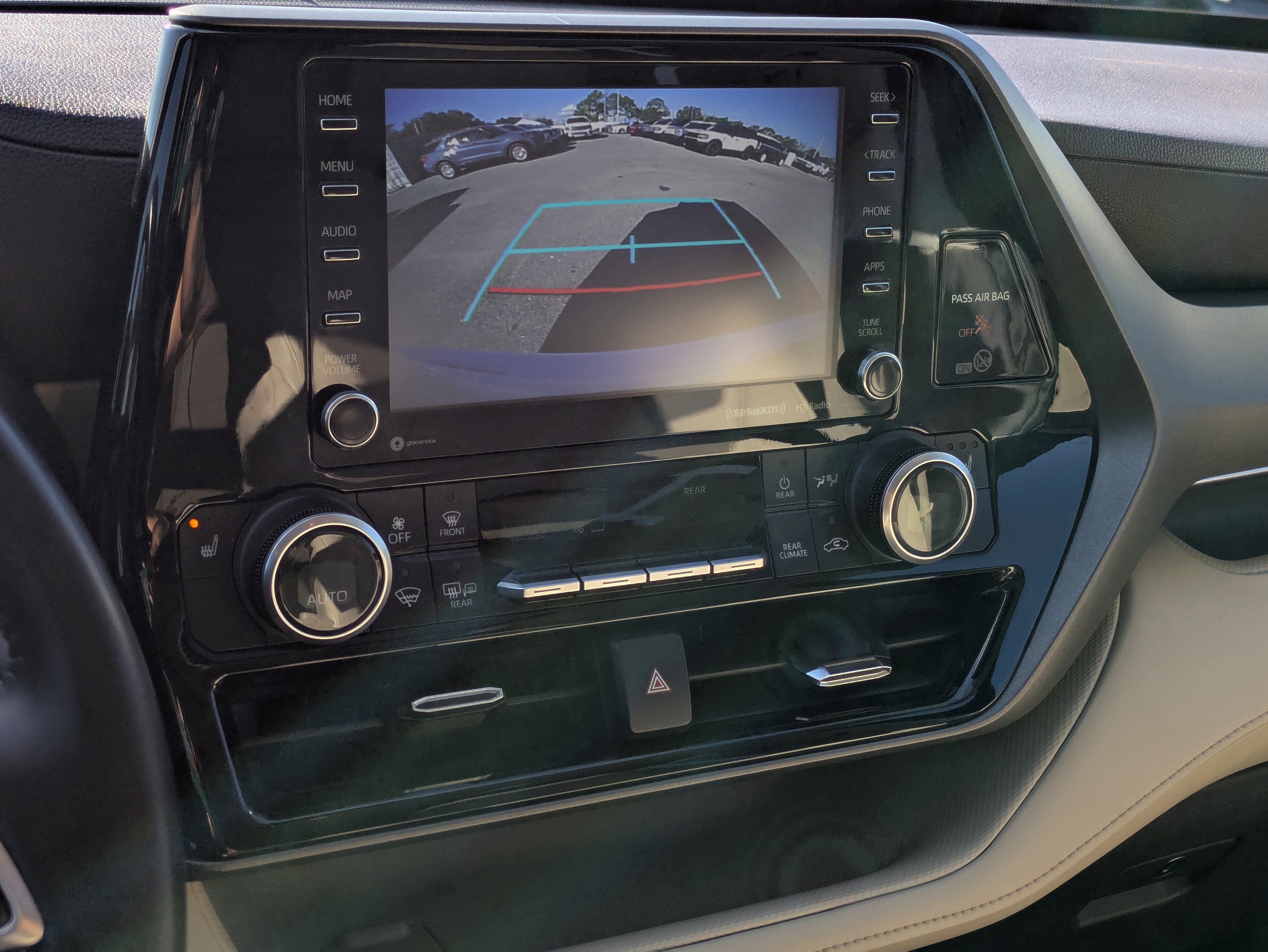 Used 2021 Toyota Highlander XLE image 31