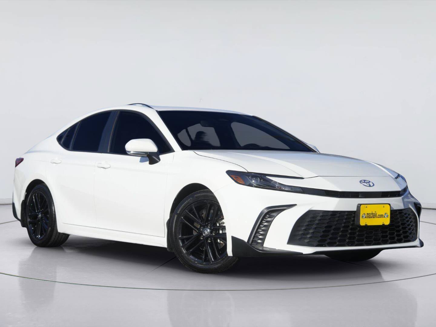 Used 2025 Toyota Camry SE w/ Convenience Package FWD image 2