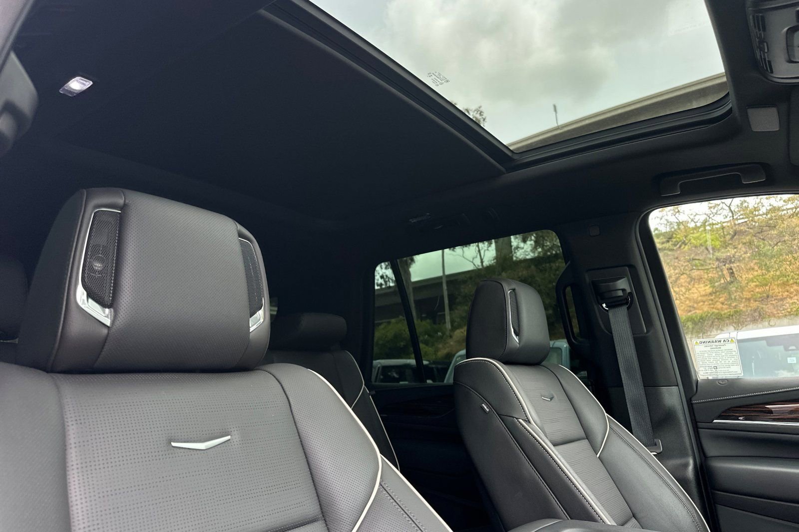 Used 2023 Cadillac Escalade Premium Luxury AWD/4WD image 17