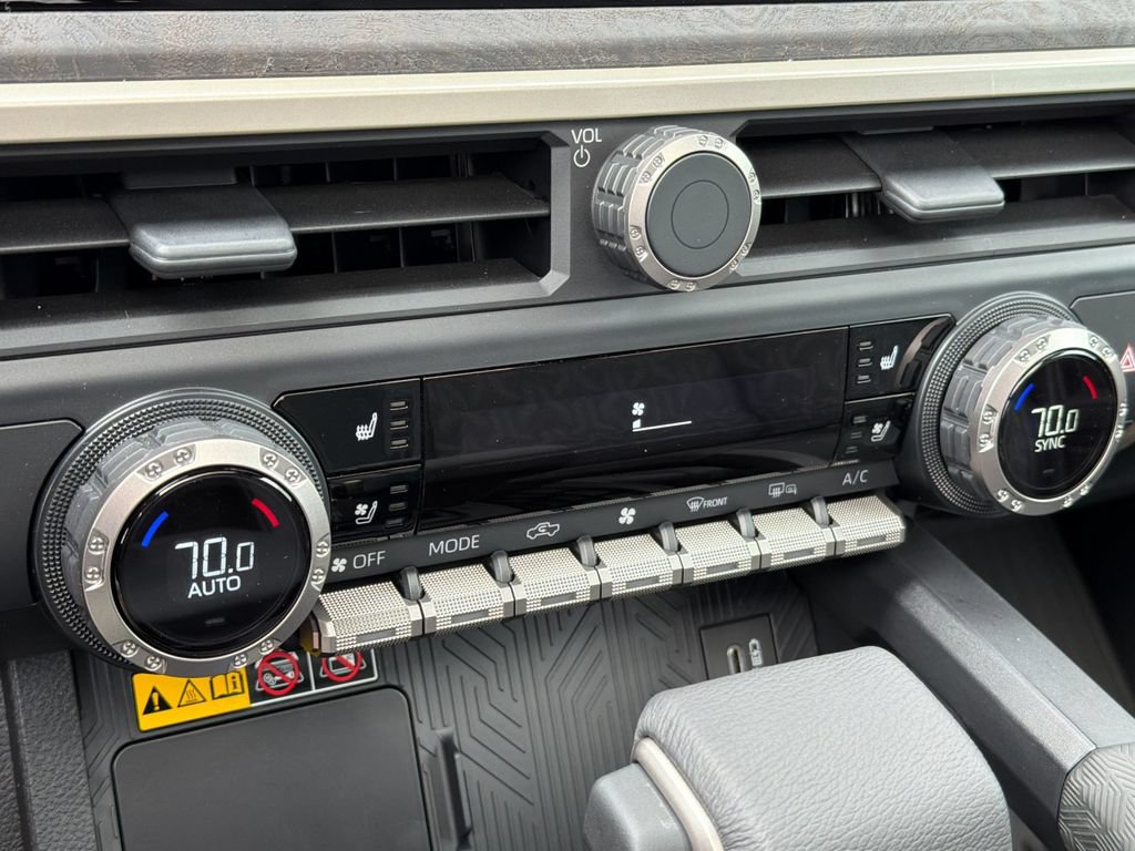 Used 2024 Toyota Tacoma Limited w/ Limited Package (LT) AWD/4WD image 18