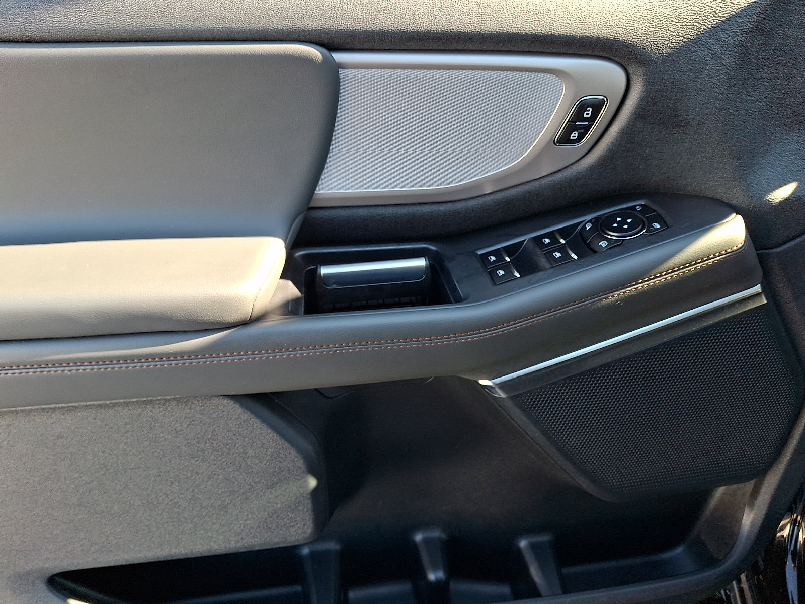Certified 2025 Ford Expedition Active AWD/4WD image 15