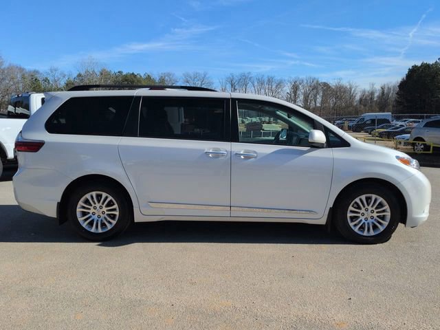 Used 2017 Toyota Sienna L image 5