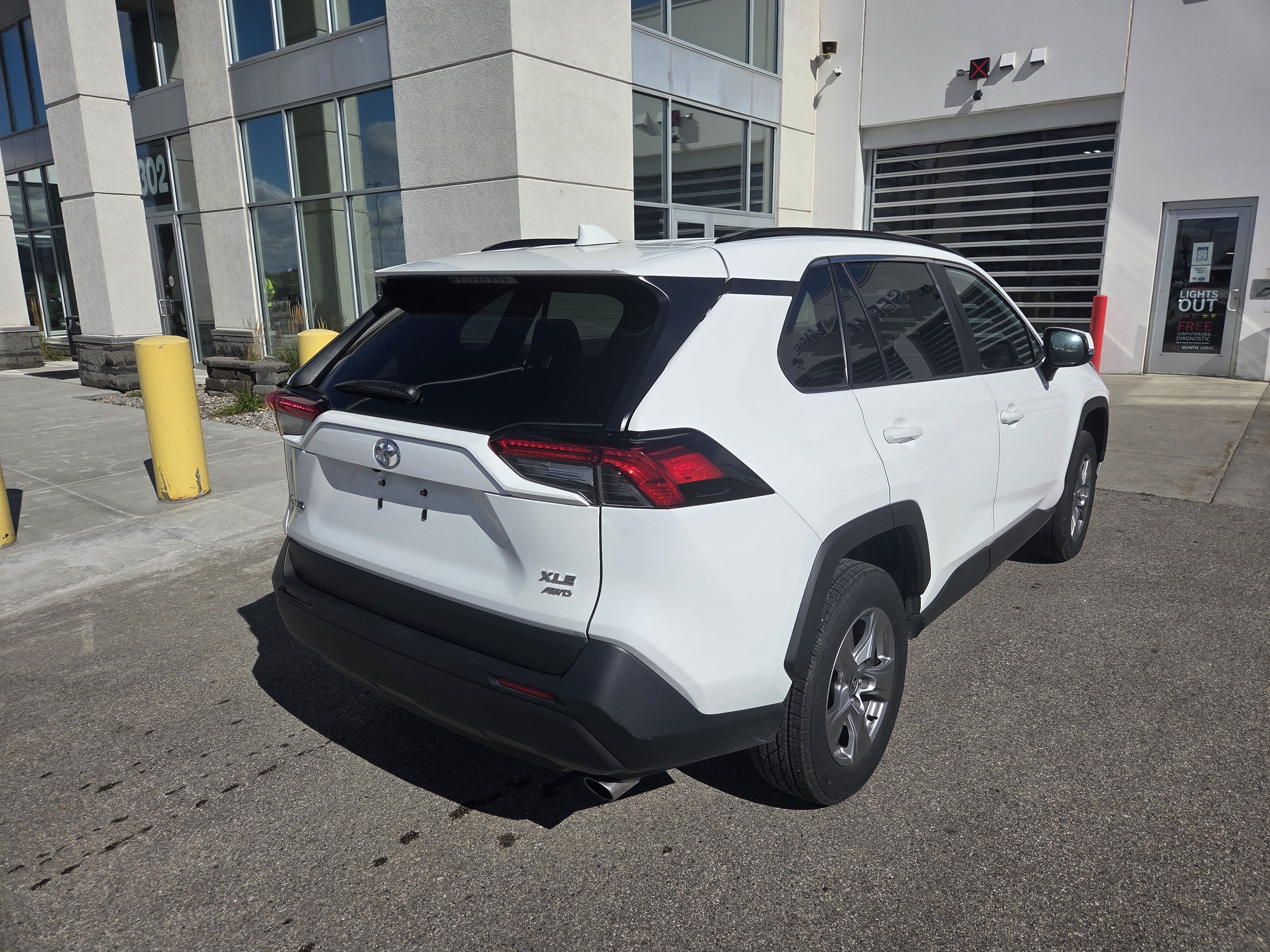 Used 2025 Toyota RAV4 XLE AWD/4WD image 5
