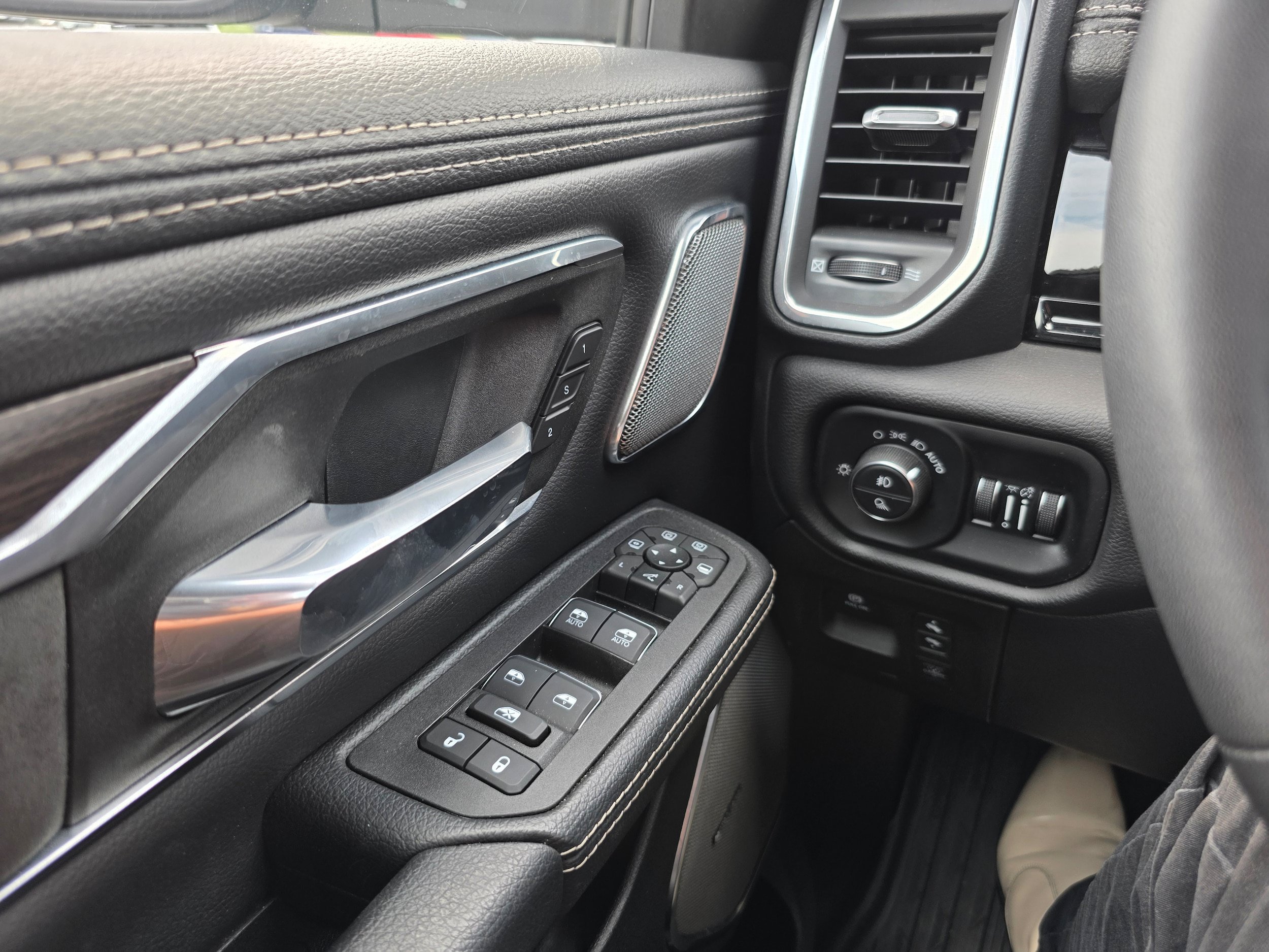 Used 2025 RAM 1500 Laramie AWD/4WD image 19