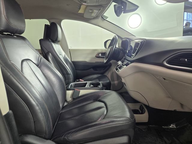 Used 2019 Chrysler Pacifica Touring-L Plus w/ Tire & Wheel Group FWD image 18