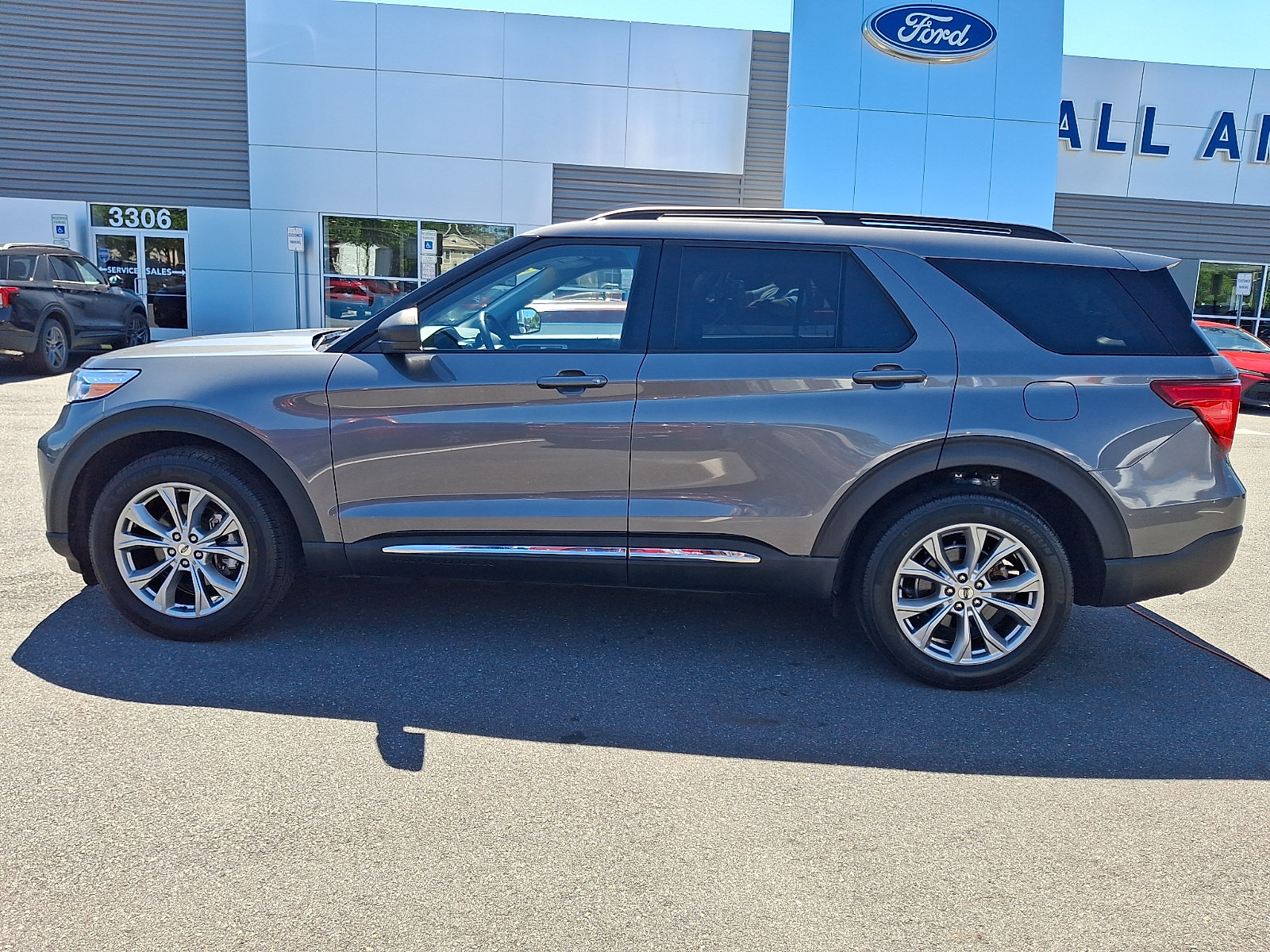 Certified 2023 Ford Explorer XLT w/ Equipment Group 202A AWD/4WD image 6