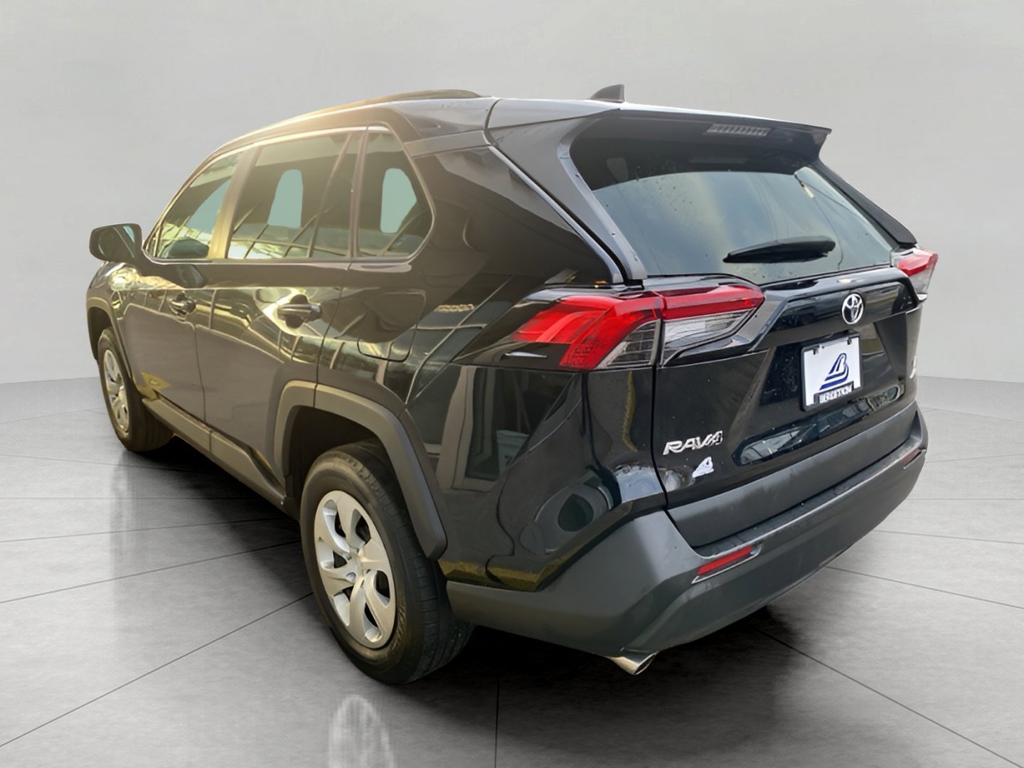 Used 2019 Toyota RAV4 LE image 8