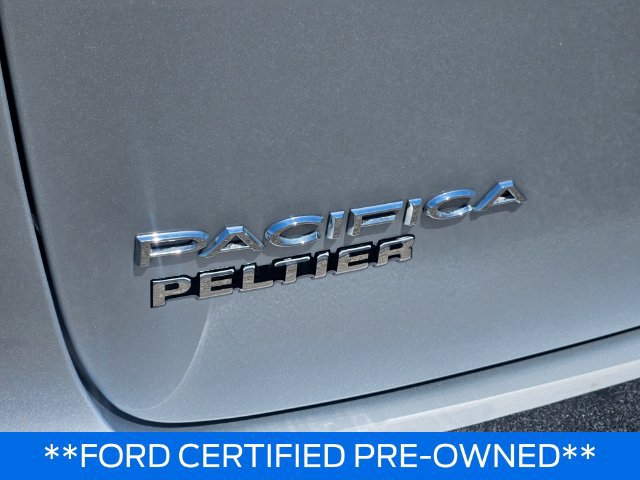 Used 2023 Chrysler Pacifica Touring FWD image 8