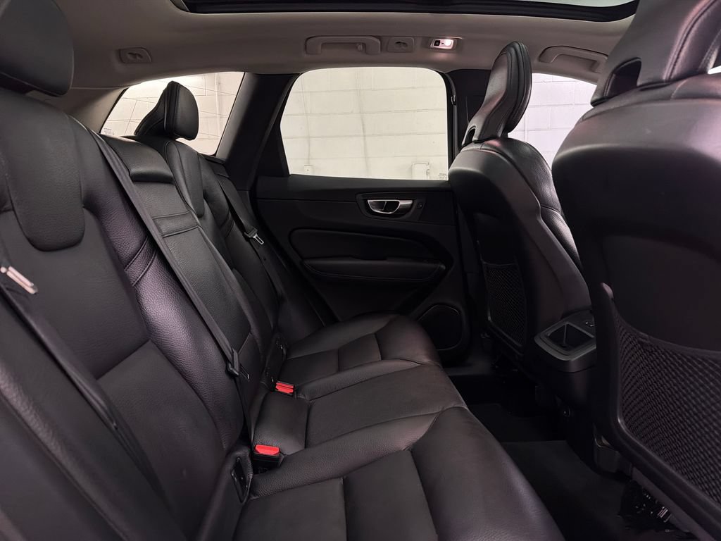 Used 2021 Volvo XC60 T6 Momentum AWD/4WD image 31