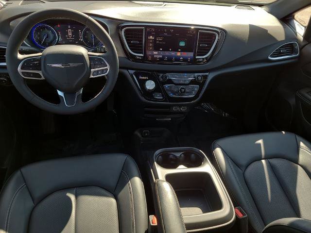 Used 2025 Chrysler Pacifica Select FWD image 17