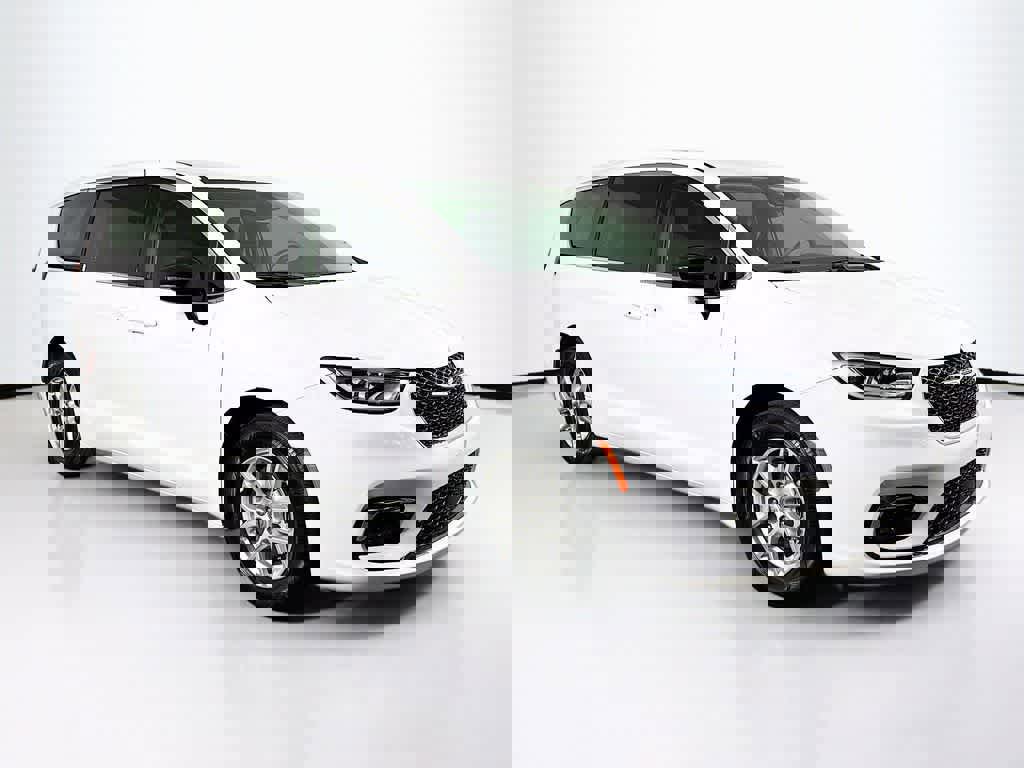 Used 2024 Chrysler Pacifica Touring-L image 7