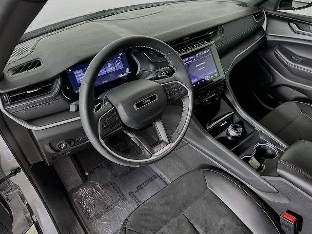 Used 2025 Jeep Grand Cherokee Altitude AWD/4WD image 2