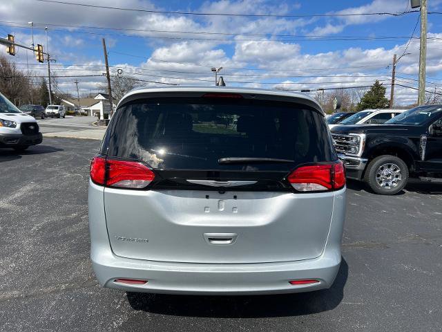 Used 2022 Chrysler Voyager LX image 15