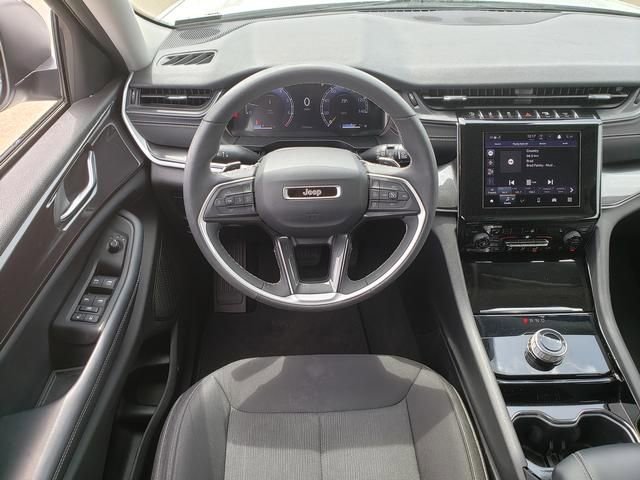 Used 2023 Jeep Grand Cherokee Laredo w/ Luxury Tech Group I AWD/4WD image 16
