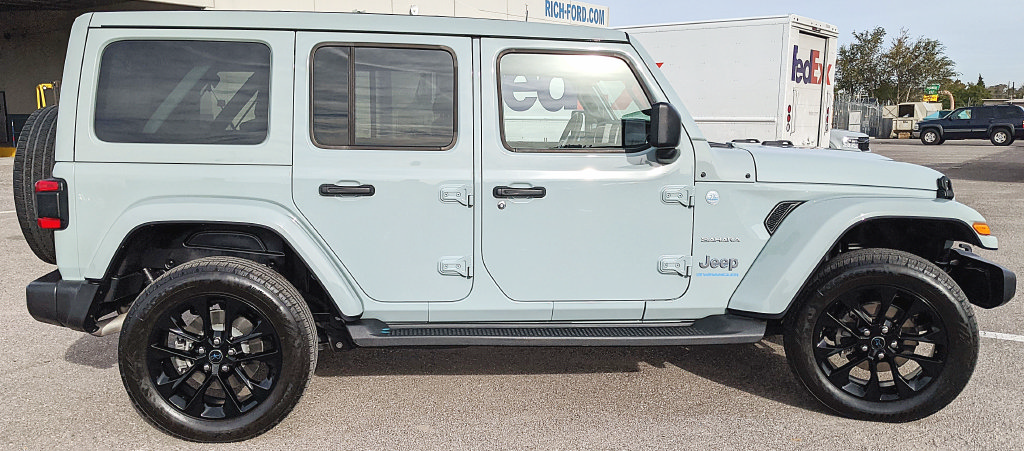 Used 2024 Jeep Wrangler Unlimited Sahara w/ Technology Group AWD/4WD image 2