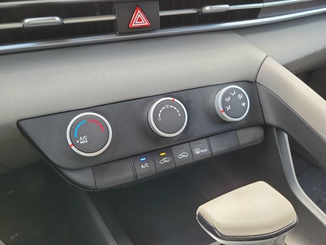 Used 2021 Hyundai Elantra SE FWD image 23