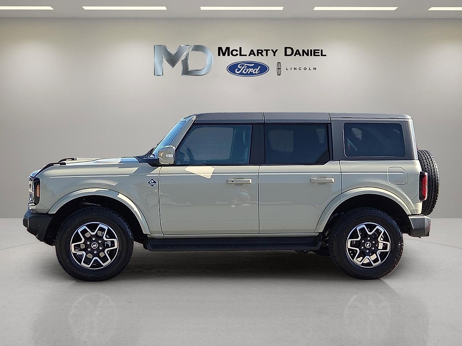 Certified 2025 Ford Bronco Outer Banks AWD/4WD image 3