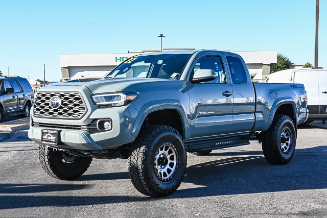 Used 2022 Toyota Tacoma TRD Sport w/ TRD Premium Sport Package RWD image 3