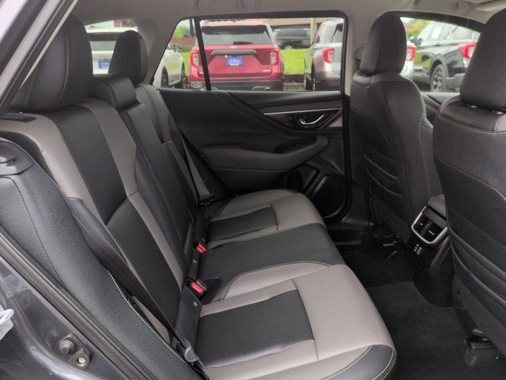 Used 2025 Subaru Outback Onyx Edition AWD/4WD image 28