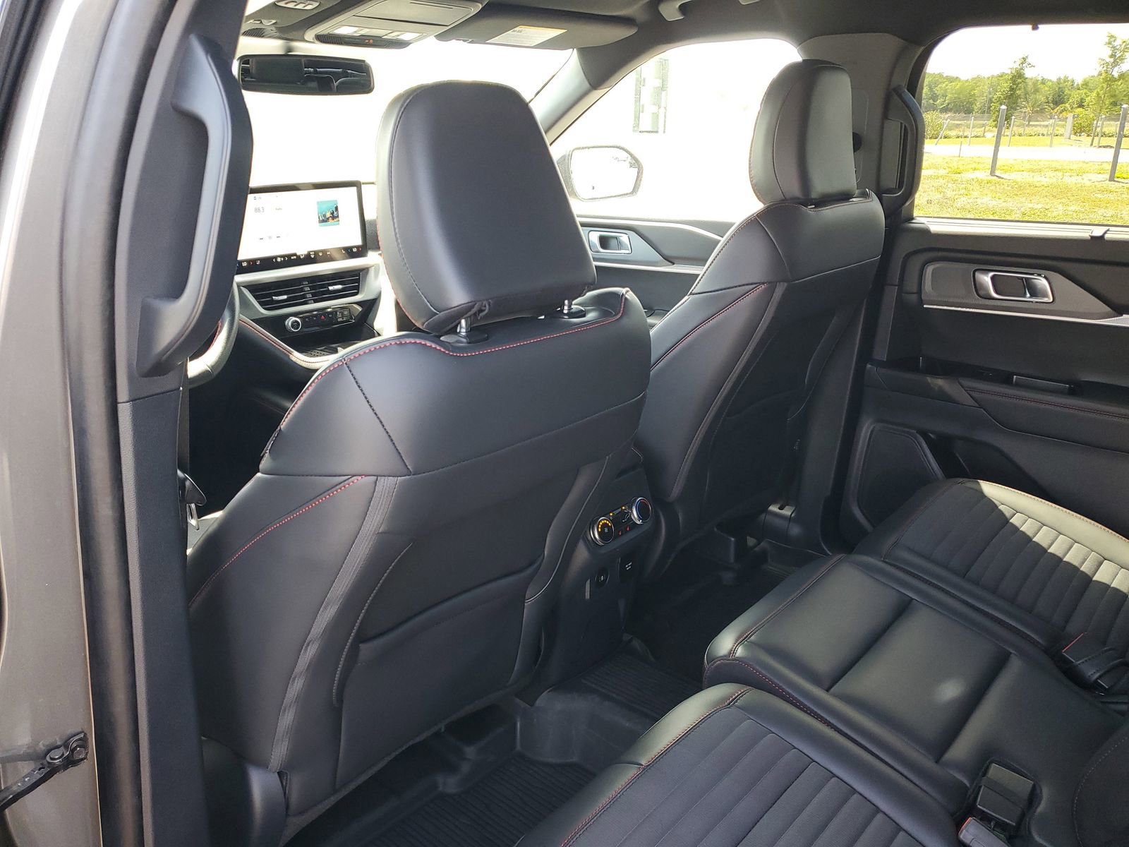 Certified 2025 Ford Explorer ST-Line w/ Premium Package AWD/4WD image 9