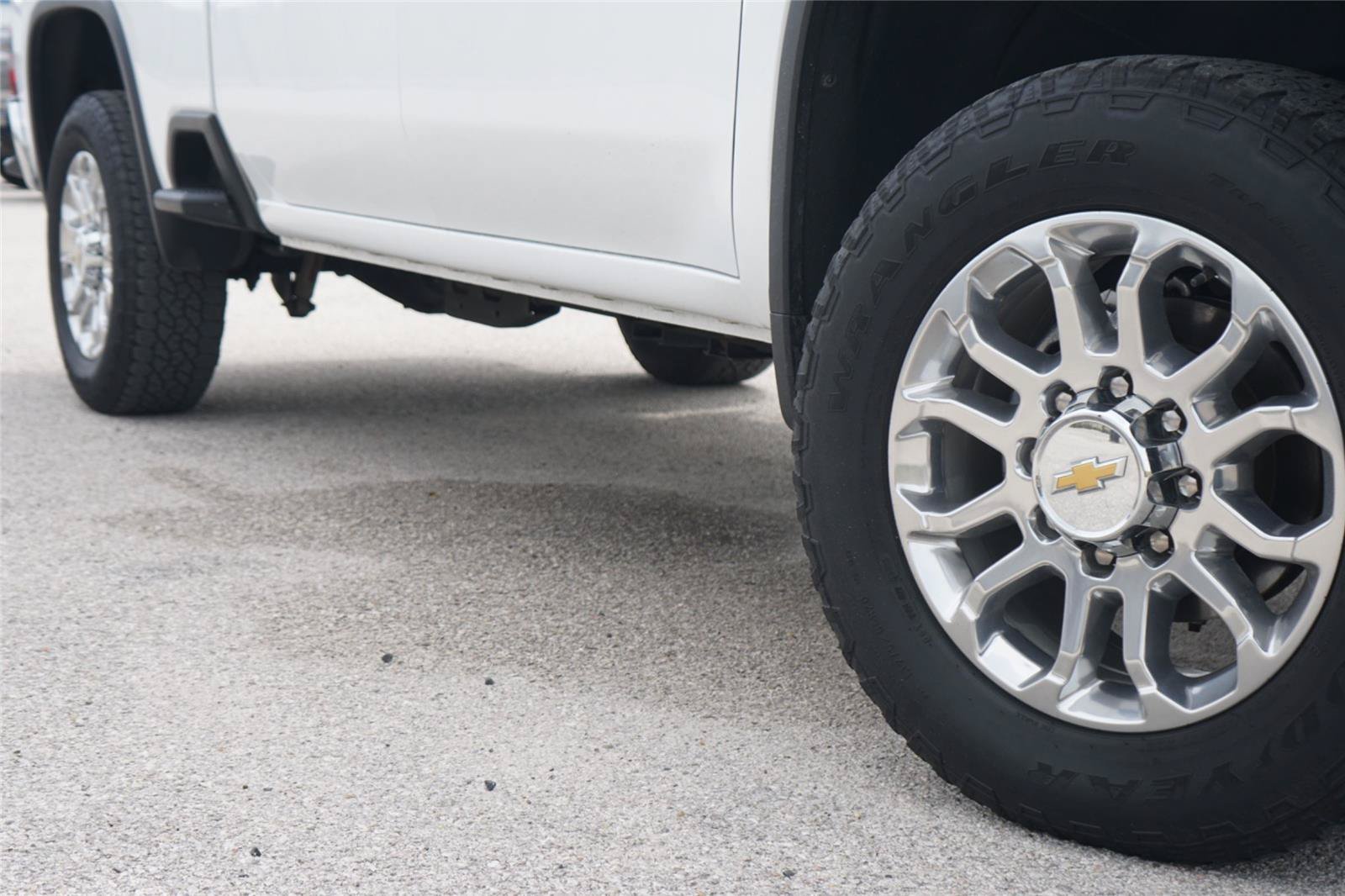 Used 2024 Chevrolet Silverado 2500 LTZ w/ LTZ Premium Package AWD/4WD image 2