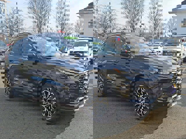 Certified 2024 Ford Escape SE w/ PHEV Premium Package image 11