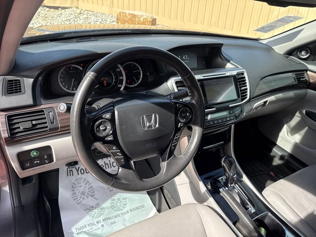 Used 2017 Honda Accord Touring image 14