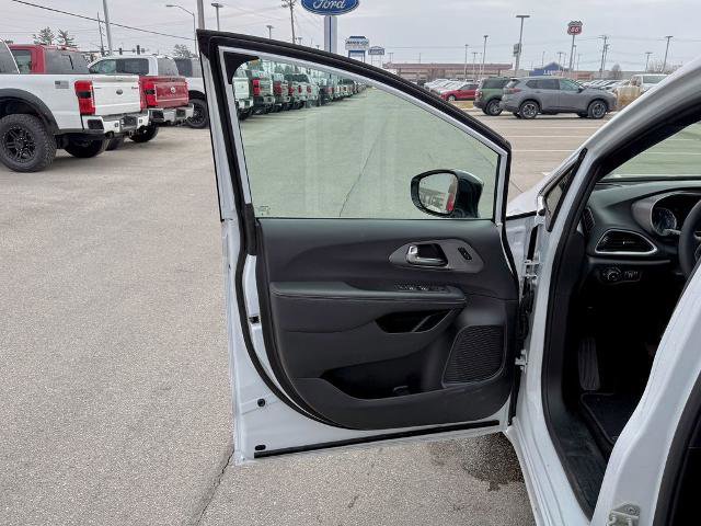 Used 2025 Chrysler Pacifica Select image 14