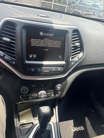 Used 2017 Jeep Cherokee Limited w/ Technology Group FWD image 2