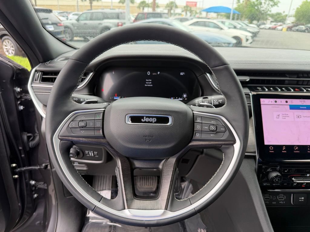 Used 2025 Jeep Grand Cherokee L Limited w/ Black Appearance Package AWD/4WD image 13