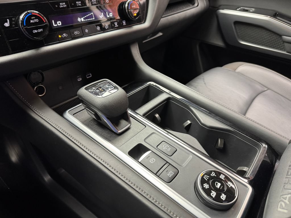 Used 2025 Nissan Pathfinder SL AWD/4WD image 19