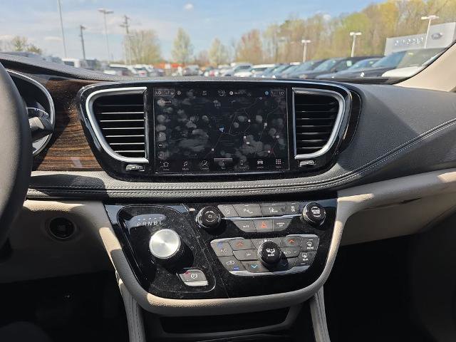 Used 2024 Chrysler Pacifica Limited FWD image 31