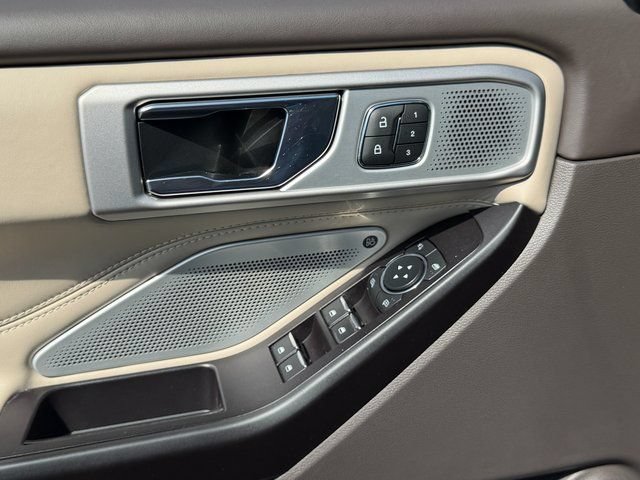 Certified 2020 Ford Explorer Platinum w/ Premium Technology Package AWD/4WD image 23