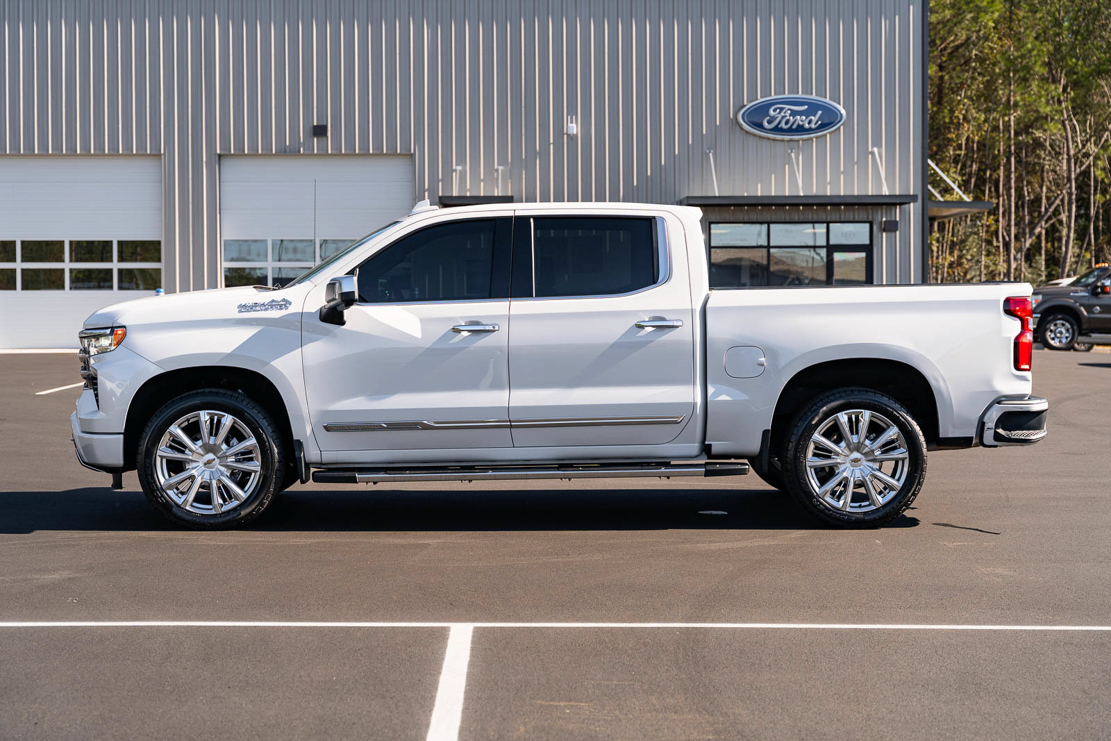 Used 2023 Chevrolet Silverado 1500 High Country w/ Technology Package AWD/4WD image 4