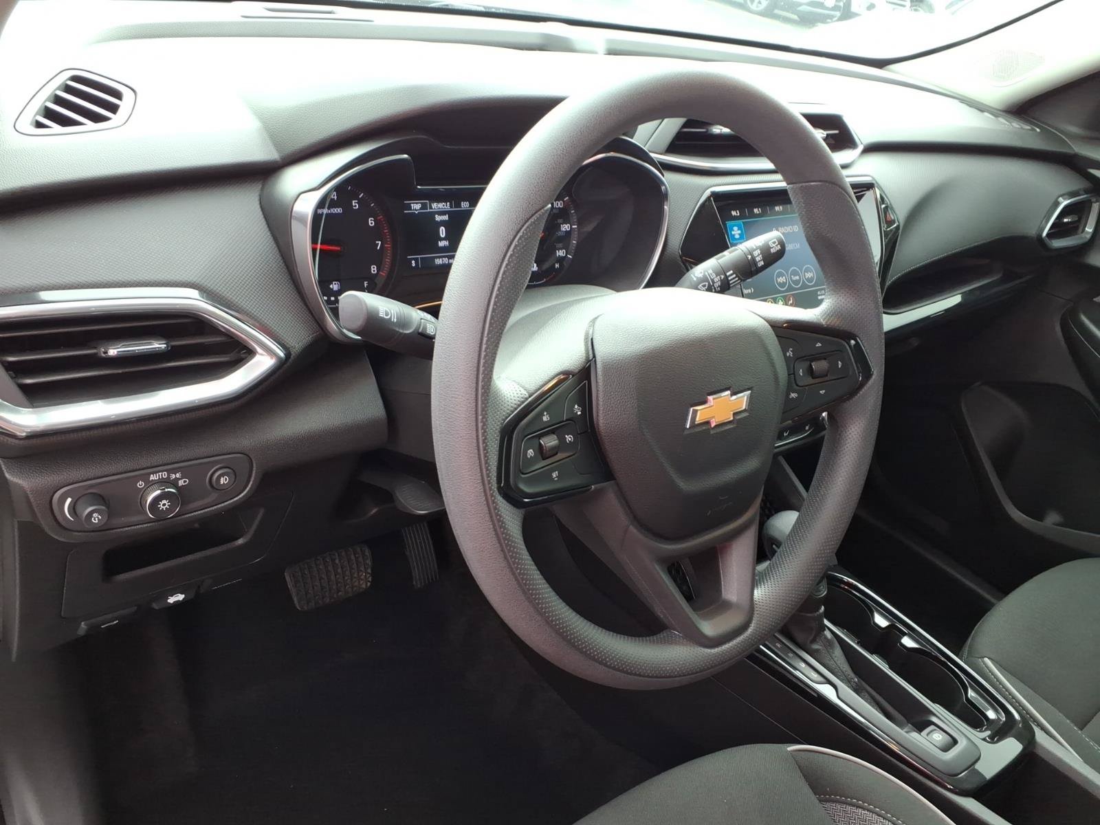 Used 2023 Chevrolet TrailBlazer LT w/ Convenience Package FWD image 9