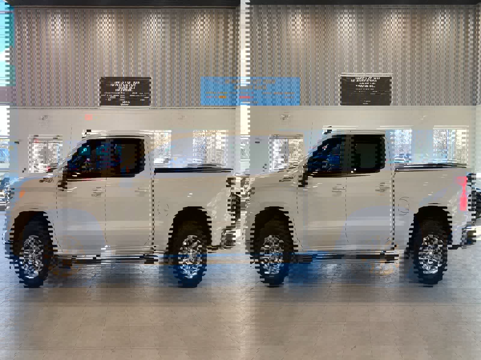 Used 2023 Chevrolet Silverado 1500 LT w/ Z71 Off-Road Package image 2