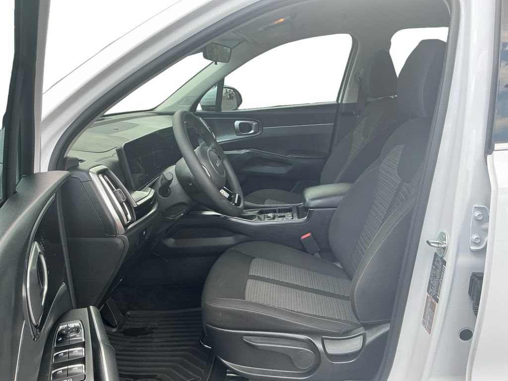 Used 2025 Kia Sorento LX FWD image 14