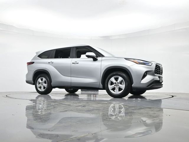 Used 2024 Toyota Highlander LE image 34