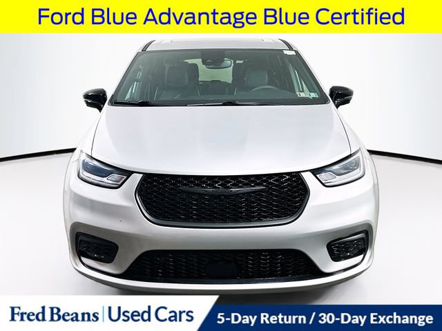 Used 2023 Chrysler Pacifica Limited w/ S Appearance Package FWD image 2