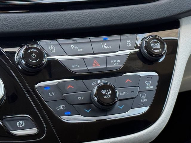 Used 2023 Chrysler Pacifica Touring-L FWD image 5