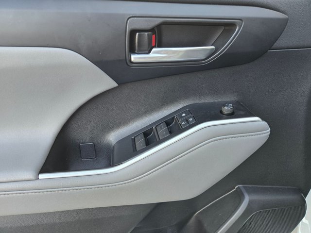 Used 2021 Toyota Highlander XLE FWD image 19