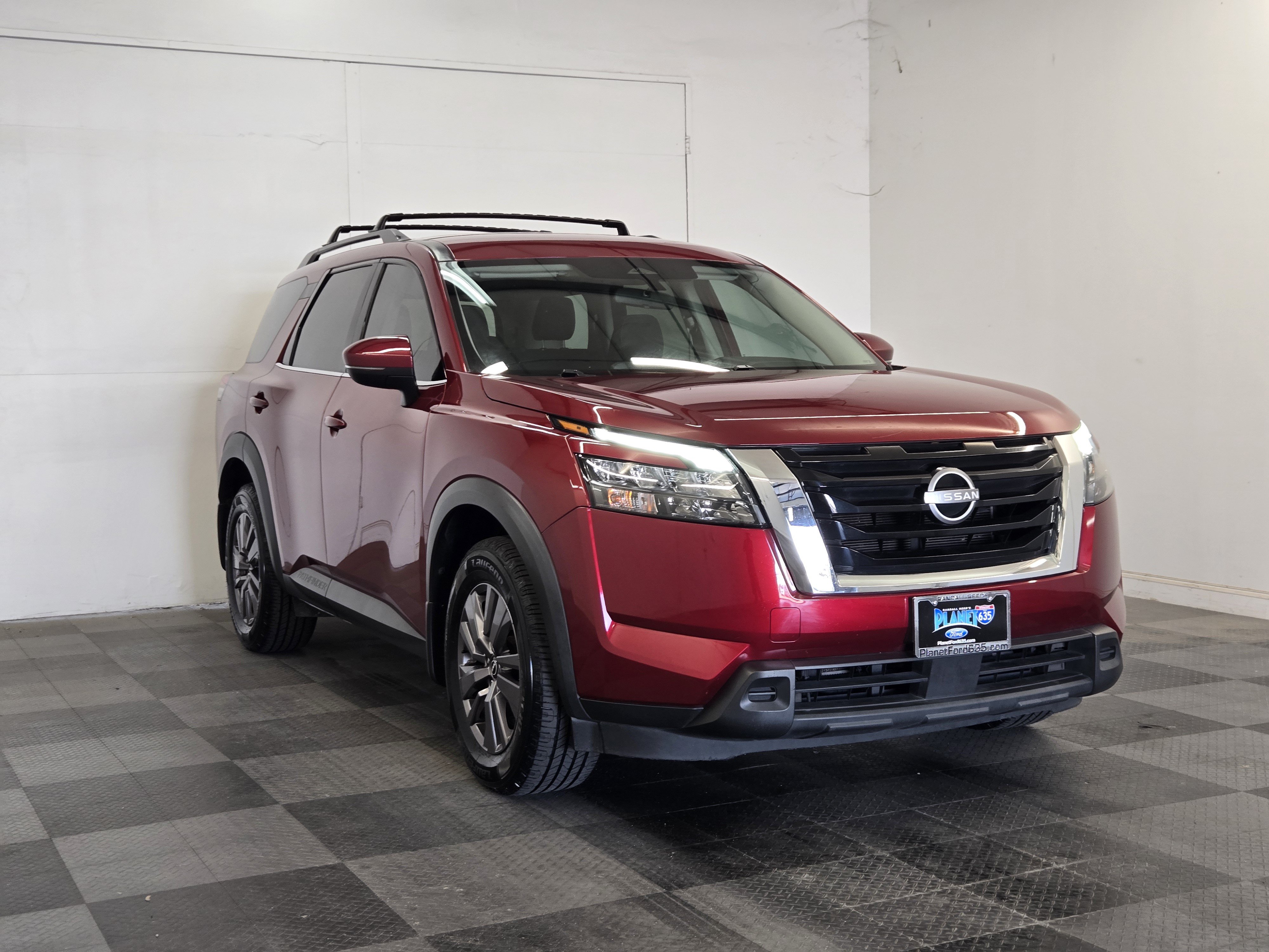 Used 2023 Nissan Pathfinder SV FWD image 2