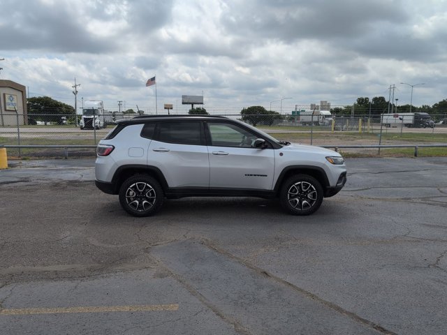 Used 2025 Jeep Compass Trailhawk AWD/4WD image 9