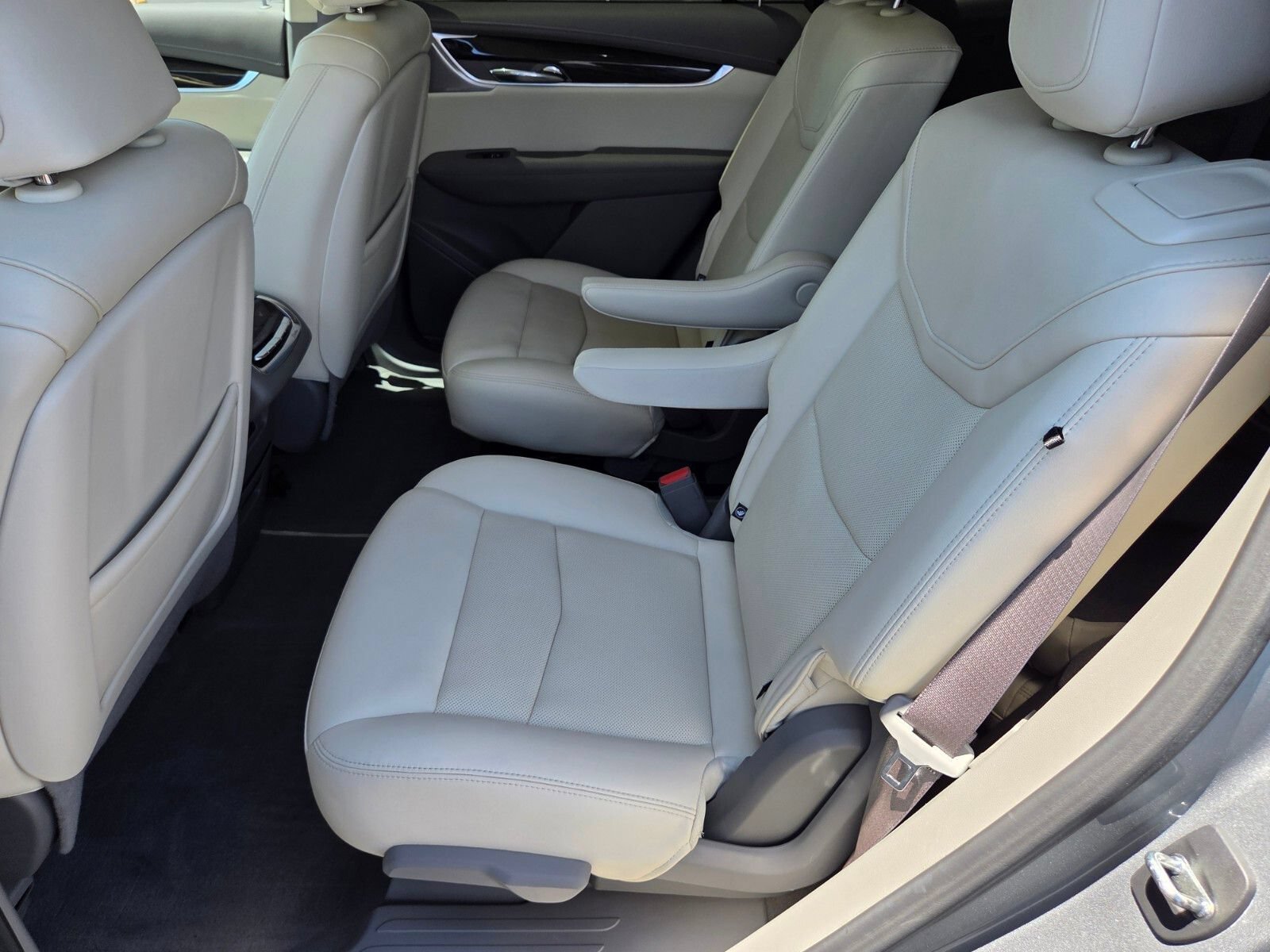 Used 2023 Cadillac XT6 Premium Luxury w/ Technology Package FWD image 12